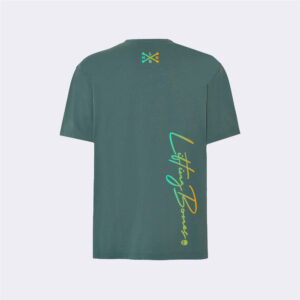 Camiseta verde con diseño colorido
